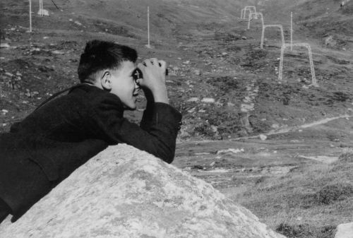 Vater des Galeriebetreibers im Sommer 1961 neben dem brandneuen Skilift am Oberalppass (dessen Geschichte ist [url=http://www.jacomet.ch/themen/skilift/album/thumbnails.php?album=153]hier ausführlich dokumentiert[/url])
