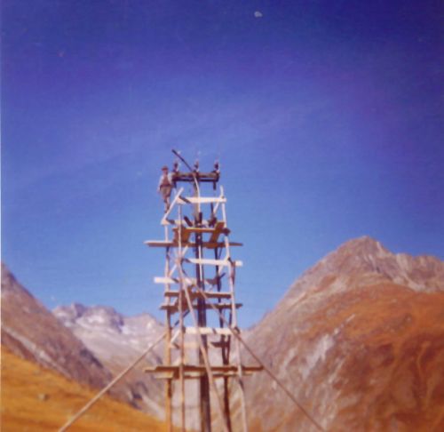 Bau der Skilifte Dieni-Milez-Cuolm Val (hier der Stromleitung), 1962
