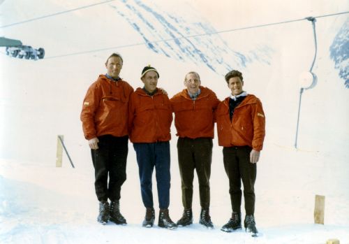 Bild aus einem der ersten Betriebswinter der beiden neuen Skilifte zwischen Dieni und Cuolm Val: Vermutlich ca. Februar 1963; Placi Monn, Ignazi (abgekürzt "Nazi" - für Nichtbündner: Hat nichts mit Rechtsextremen zu tun...) Caduff alias "Nazi Fravi", Giusep Giriet Monn. Die roten Anzüge waren die ersten offiziellen Dienstkleider. (Archiv Placi Monn)
