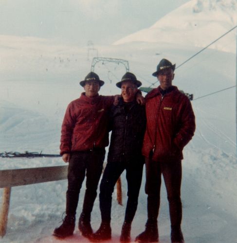 Milez-Team, ca. 1963 - mit den damals charakteristischen Hüten mit der Aufschrift "Skilift". Giachen Antoni Berther, Paulin Berther, Placi Monn (Archiv Placi Monn). [b]Allgemein[/b]: Die meisten Personen in diesem Album wurden von Zeitzeugen identifiziert - falsche Angaben [url=http://jacomet.ch/kontakt]bitte melden[/url]!
