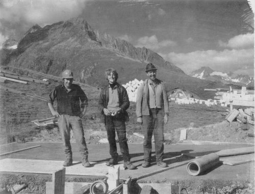 Bau des Skiliftes Tegia Gronda, Sommer 1969, Anselm Berther (Mitte), Luis Monn (rechts), unbekannte Person (Archiv Placi Monn)
