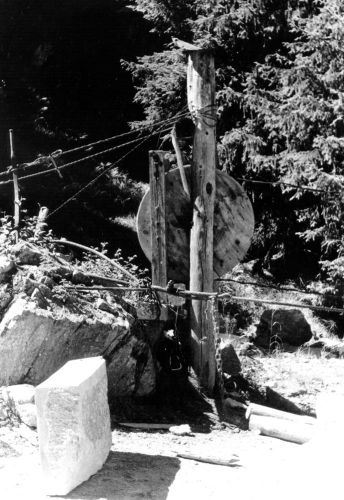 Auch eine Seilbahn: Material- (bzw. Speckstein-) Seilbahn zwischen Dieni und Tschamut, wo Gion Giusep Jacomet (der Grossvater des Galeriebetreibers) bis 1974 das Rohmaterial für seine Tavetscheröfen herholte
