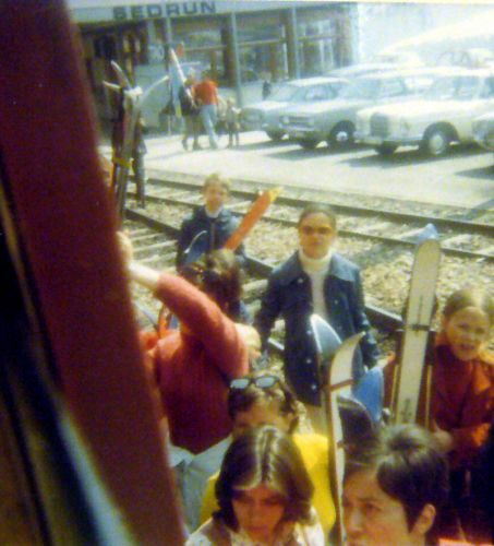 Ostern 1971, Bahnhof Sedrun, auf dem Weg zum Oberalppass (Archiv Fam. Engel)
