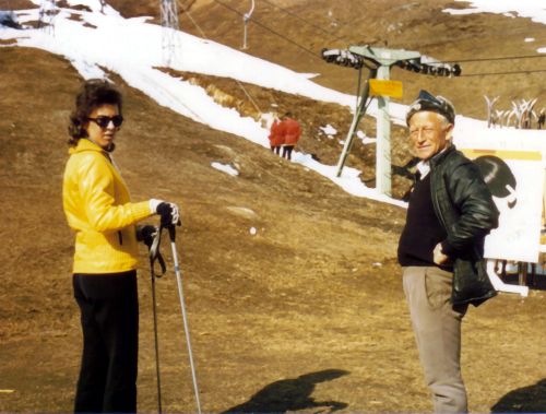 Talstation Skilift Dieni-Milez, 1970er-Jahre: Gion Bistgaun Deflorin (rechts) - [url=http://www.jacomet.ch/themen/skilift/album/thumbnails.php?album=23]mehr zu diesem Lift hier[/url]
