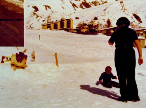Der Galeriebetreiber und seine Grossmutter am alten Pony-Lift zwischen dem Café Dulezi und Camischolas, der noch nicht verbaut war, Winter 1973 (im Hintergrund der Bahnhof Sedrun; Archiv Fam. Engel)
