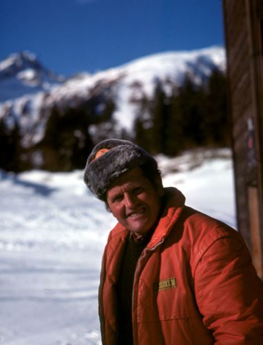 Luis Hendry, der Liftmann von Surrein (1976) - [url=http://www.jacomet.ch/themen/skilift/album/thumbnails.php?album=18]mehr dazu hier[/url] (Foto: Hans Jacomet). Luis ist im Herbst 2010 leider verstorben.
