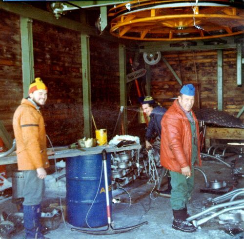 Curdin Monn (links), ein unbekannter Arbeiter und Pieder Deflorin ca. 1976 beim Gehänge-Service in der Talstation Tegia Gronda (Privatsammlung Pieder Deflorin)
