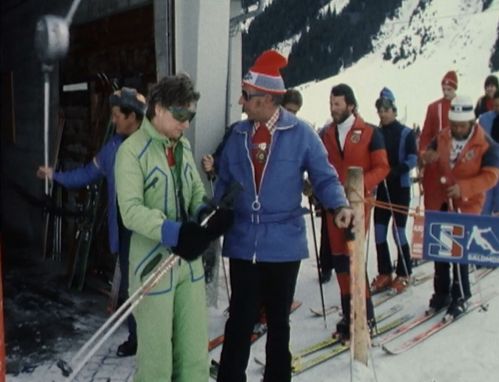 Talstation Milez, 1978 (Screenshot aus [url=https://nossaistorgia.ch/entries/AOWMPly5MPn]diesem Film[/url]) - Luis Hendry als Bügelgeber
