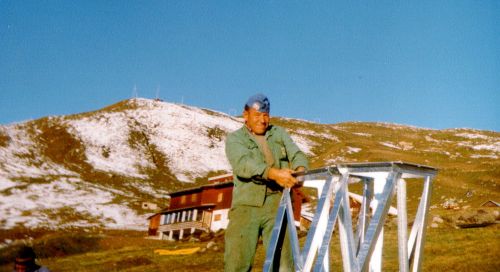 Pieder Deflorin anlässlich der Verdoppelung des Skiliftes Milez - Cuolm Val im Herbst 1979 (Fotosammlung Pieder Deflorin)
