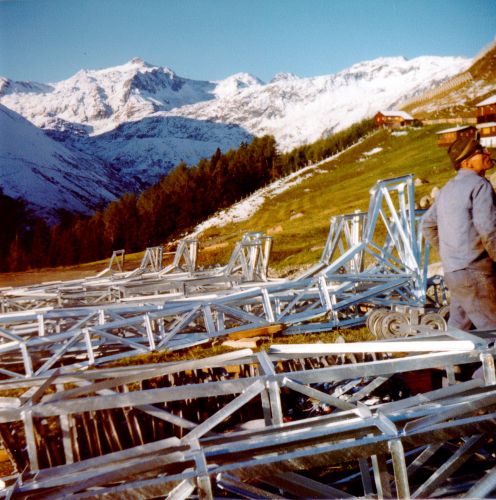 Die neuen Stützen des Skiliftes Cuolm Val liegen bereit: Herbst 1979 (Fotosammlung Pieder Deflorin)
