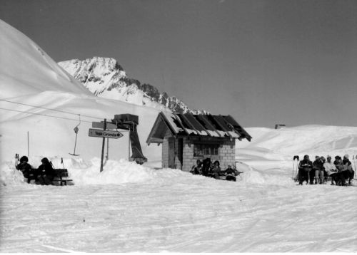 Bergstation Skilift Val Val, ca. 1981 - [url=http://www.jacomet.ch/themen/skilift/album/thumbnails.php?album=29]mehr dazu hier[/url]
