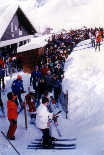 Voilà: Ansturm in Valtgeva, Februar 1983 - wegen Lawinengefahr ist die Strasse nach Dieni geschlossen. Links Anselm Berther.

