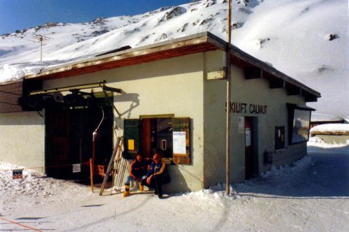 Skilift Calmut, März 1985 (Beat Monn, Giusep Monn) - [url=http://www.jacomet.ch/themen/skilift/album/thumbnails.php?album=153]mehr dazu hier[/url]. Mir war nicht bewusst, dass der GMD-Lift am Schluss mit Langbügeln ausgerüstet war!
