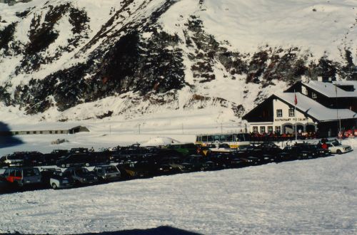 Wenig Schnee Ende 1985 und Anfang 1986: Der Skilift am Oberalppass läuft, und das bei offener Passstrasse!
