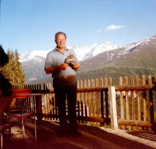 Pieder Deflorin (verstorben 2009), einer der Pioniere der Bergbahnen und langjähriger technischer Leiter, bekommt 1991 auf Cungieri sein Pensionierungs-Geschenk von den Bergbahnen - aber auch nach 1991 half Pieder aus, wenn es nötig war. (Privatsammlung Pieder Deflorin)
