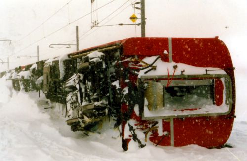 Vivian fegt übers Land: Umgestürzte Bahnwagen am Oberalppass. In Sedrun und Disentis wurden ganze Wälder innert Minuten gefällt. TV-Bericht dazu [url=https://nossaistorgia.ch/entries/0xoMaP1rDya]hier[/url].

