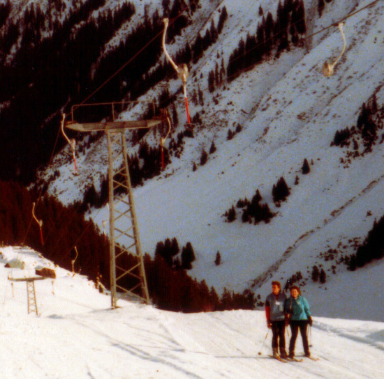 Detailaufnahme Weihnachten 1983 - [url=http://www.jacomet.ch/themen/skilift/album/displayimage.php?album=70&pos=0]Ein WMV-Video aus dieser Zeit ist hier abrufbar, u.a. mit Anbügeln in Planatsch[/url]
