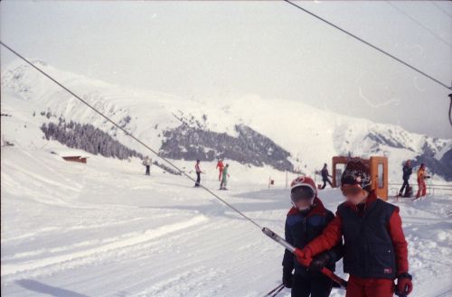 Talstation, 1980 - noch intakter Plastiküberzug am [url=http://www.jacomet.ch/themen/skilift/album/thumbnails.php?album=52]SL-9-Gehänge von WSO[/url] (Foto: Uli Faulhaber)
