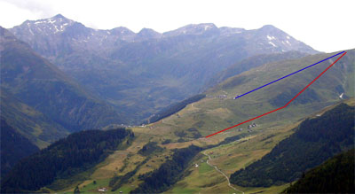 Vermutliche Linienführung (rot), heutiger Doppelskilift (blau) - Foto aus Cungieri, Juli 2005
