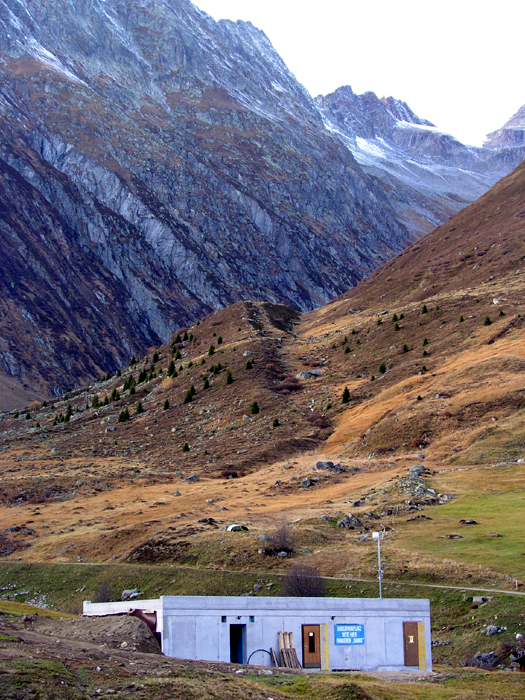 Elektroinstallationen, Schneeanlage-Bedienung und Toiletten wurden schon im Sommer 2005 montiert (7. November 2005)
