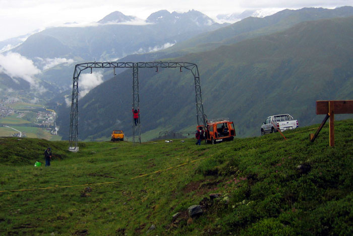Demontage des Skiliftes, 7. Juli 2006 - Foto: Bergbahnen Sedrun ([url=http://www.jacomet.ch/themen/skilift/album/thumbnails.php?album=24&page=2]Mehr Bilder dazu hier[/url])
