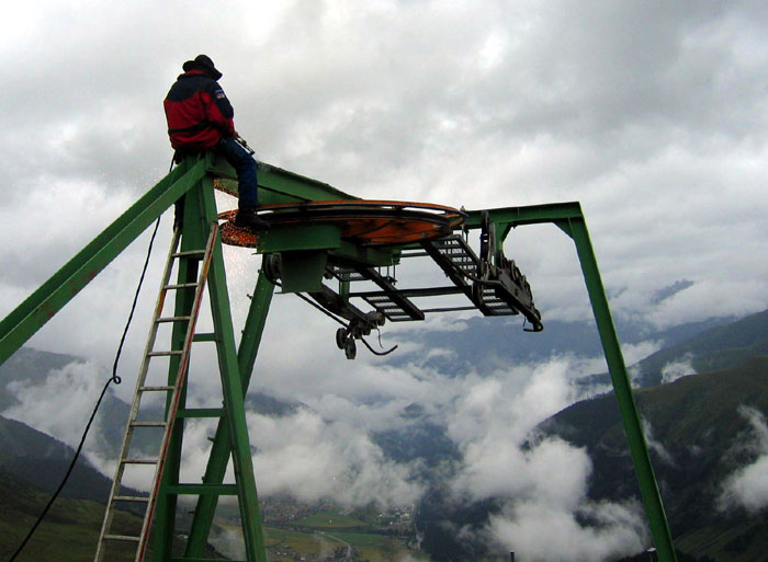 Demontage des Skiliftes, 7. Juli 2006 - Foto: Bergbahnen Sedrun ([url=http://www.jacomet.ch/themen/skilift/album/thumbnails.php?album=24&page=2]Mehr Bilder dazu hier[/url])
