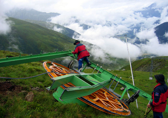 Demontage des Skiliftes, 7. Juli 2006 - Foto: Bergbahnen Sedrun ([url=http://www.jacomet.ch/themen/skilift/album/thumbnails.php?album=24&page=2]Mehr Bilder dazu hier[/url])
