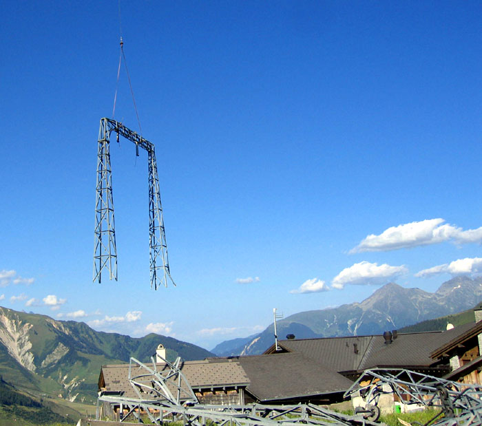 Demontage des Skiliftes, 12. Juli 2006 - Foto: Bergbahnen Sedrun ([url=http://www.jacomet.ch/themen/skilift/album/thumbnails.php?album=24&page=2]Mehr Bilder dazu hier[/url])
