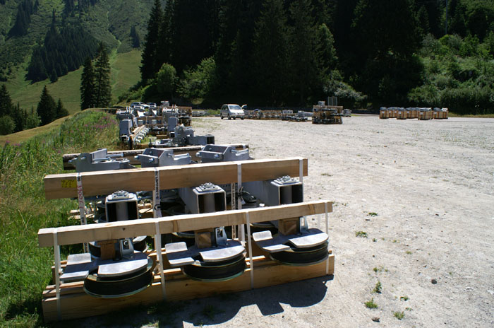 16. Juli 2006 - [url=http://www.jacomet.ch/themen/skilift/album/thumbnails.php?album=24&page=2]Bilder vom Abbruch des WSO-Doppelliftes Cuolm Val von 1962 bzw. 1979 gibts hier[/url]
