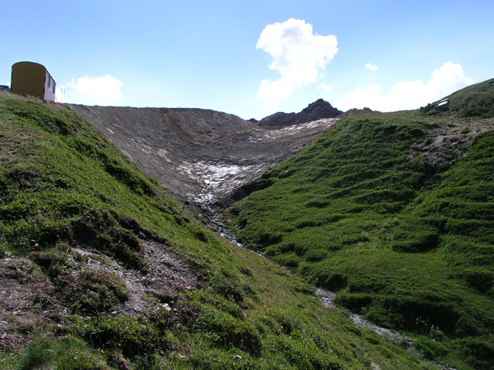 Juli 2006, hinter der Bergstation: Lawinenschutzwall
