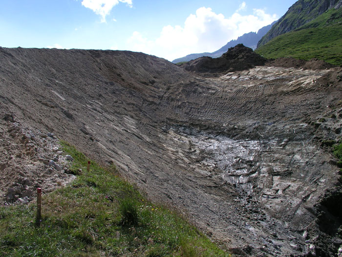 Lawinenschutzwall bei der zukünftigen Bergstation, 16. Juli 2006

