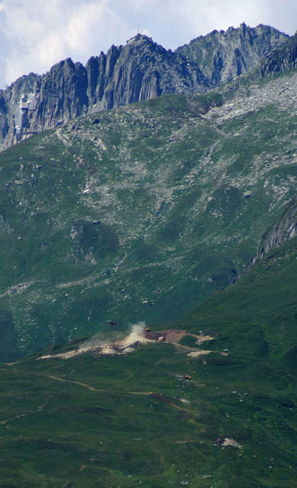 Heli fliegt Beton zur Bergstatio, Juli 2006,  [url=http://www.jacomet.ch/themen/skilift/album/thumbnails.php?album=30]vom Tgom aus gesehen[/url]
