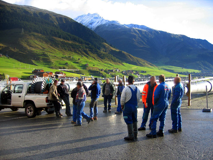 Der Flugtag: Warten auf den Heli in Dieni am 29. August 2006 - Foto: Bergbahnen Sedrun
