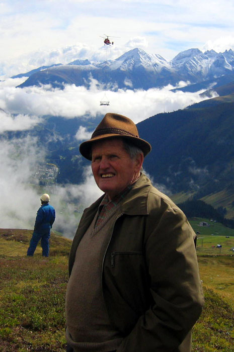 Auch Luis Hendry (fotografiert von seinem Sohn Sepp, dem technischen Leiter der Bergbahnen) schaut interessiert zu - der Betreiber dieser Galerie erinnert sich, [url=http://www.jacomet.ch/themen/skilift/album/displayimage.php?album=18&pos=16]dass Luis ihm (als er Skifahren lernte) in Surrein immer den Bügel gab[/url]... Luis verstarb leider im Herbst 2010.
