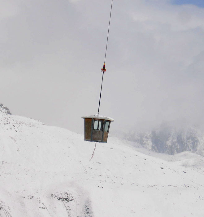 Das alte Wärterhaus fliegt nach 30 Jahren gen Tal... 30. August 2006 - Foto: Bergbahnen Sedrun

