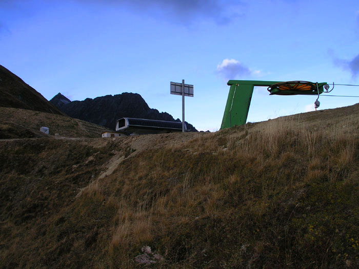Aufstieg [url=http://www.jacomet.ch/themen/skilift/album/thumbnails.php?album=41]aus dem Val da Stiarls (Val Val)[/url] auf einer Wanderung [url=http://www.jacomet.ch/themen/skilift/album/thumbnails.php?album=17]vom Calmut[/url] her im Oktober 2006 - zum ersten Mal gerät die Bergstation ins Blickfeld

