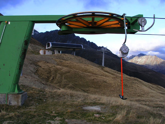 Bergstation am 22. Oktober 2006, mit Skilift Tegia Gronda (kurz zuvor mit Gehängen ausgestattet)

