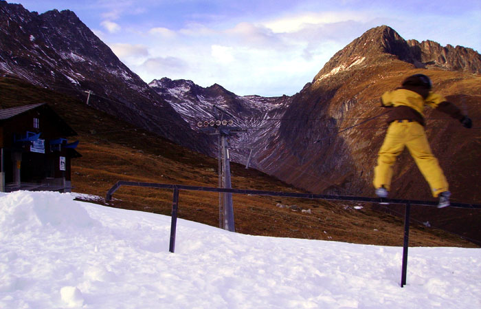 11. November 2006: Fast nur noch Kunstschnee... einige Sedruner Jungs sind schon fleissig am Üben, auch wenn noch kein einziger Lift läuft. Im Hintergrund die neue Sesselbahn. (Tizian Monn)
