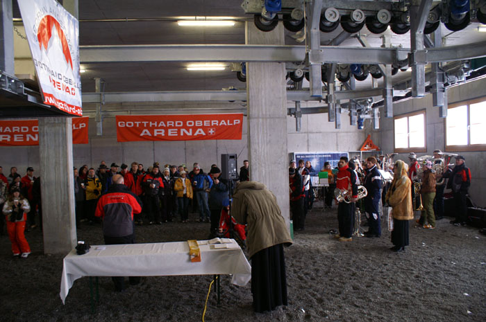 Die erste Rede in der Garagierungshalle...
