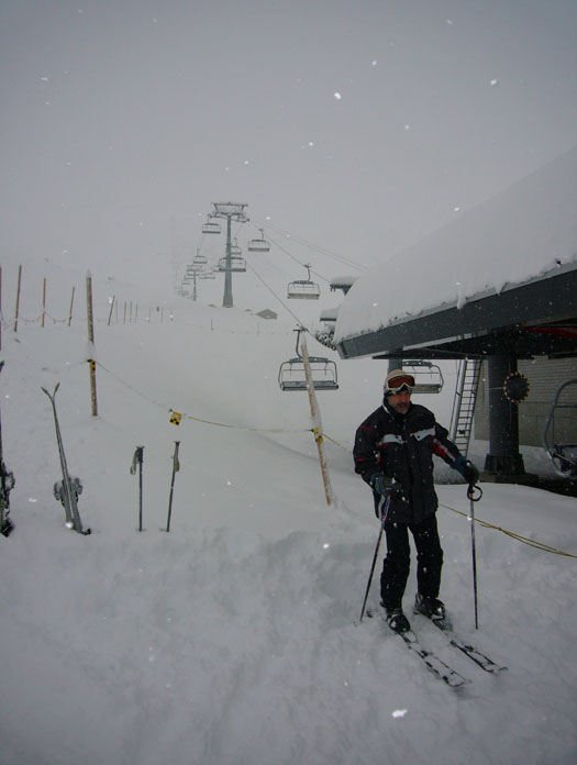Skifahren kann man noch nicht offiziell - und die neue Bahn benützen schon gar nicht, leider... einige kamen dennoch auf Skis
