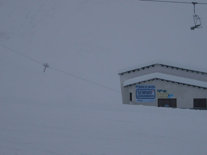 Die frühere Skilift-Talstation, hinten eine Stütze der neuen Anlage
