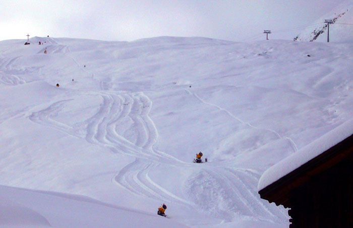 10. Dezember 2006 - Es wurde schon mal gewalzt, wird aber noch viel Kunstschnee brauchen, denn bis am 16.12.2006 sind keine Schneefälle angekündigt... doch die Nächte werden kalt!
