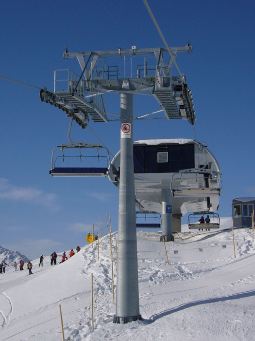 ... und schon fast geschafft: Nach knapp 8 Minuten erscheint die Bergstation Cuolm Val

