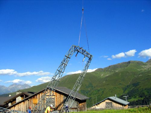 Demontage des Skiliftes, 12. Juli 2006 - Foto: Bergbahnen Sedrun ([url=http://www.jacomet.ch/themen/skilift/album/thumbnails.php?album=24&page=2]Mehr Bilder dazu hier[/url])
