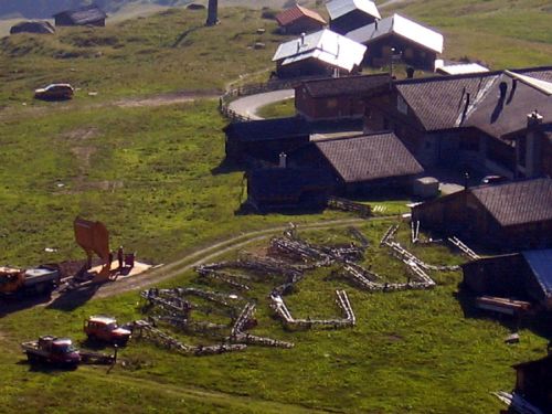 Demontage des Skiliftes, 12. Juli 2006 - Foto: Bergbahnen Sedrun ([url=http://www.jacomet.ch/themen/skilift/album/thumbnails.php?album=24&page=2]Mehr Bilder dazu hier[/url])
