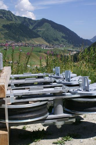 16. Juli 2006: Auf dem Parkplatz in Dieni lagert das Material für die Montage
