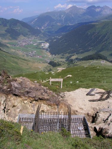 Juli 2006, Betonierung eines Mastensockels 
