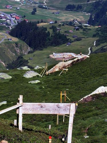 Juli 2006, Betonierung eines Mastensockels, Blick zur zukünftigen Talstation
