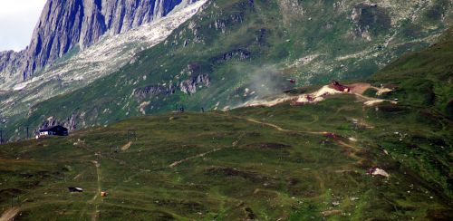 Betonlieferung per Heli am 17. Juli 2006 [url=http://www.jacomet.ch/themen/skilift/album/thumbnails.php?album=30]vom Tgom aus gesehen[/url]
