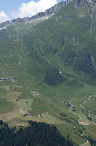 Strecke des Sesselliftes im Juli 2006 [url=http://www.jacomet.ch/themen/skilift/album/thumbnails.php?album=30]vom Tgom aus gesehen[/url]
